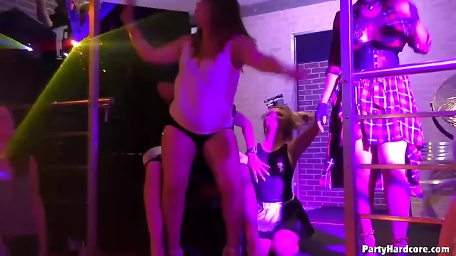 מסיבה, שיער חום בלונדיני, מועדון לילה, מסיבות סקס במועדון, להסתלק, מסיבת קבוצה, שמנות בלונדיניות כוסיות