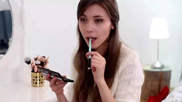 [TD] 2019-05-20 Mila Azul is getting ready for class putting on makeup