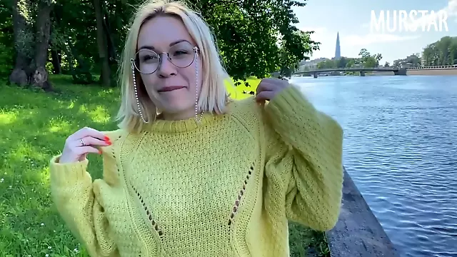 Webcam Girl Sucked In The Park For Money Murstar