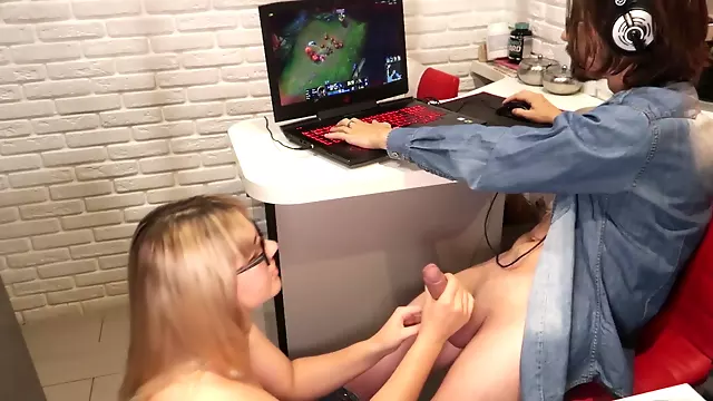 The girl used the guy's cock while he was playing League of Legend (LOL)