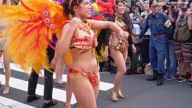 Smartphone personal shooting A lady who dances flashy at a samba street event is manchira ww.94