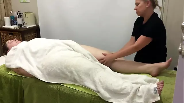 Hot Pretty Bbw Getting Deep Relaxing Body Massage At Spa U010