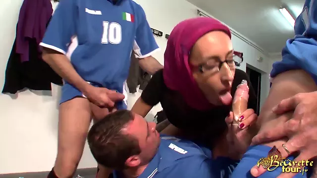 Arab slut in hijab in a hot threesome getting Dp.d