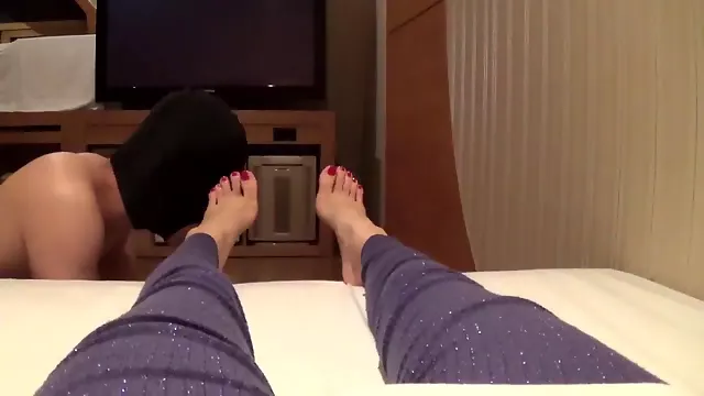Korea foot goddess - watching tv with foot slave