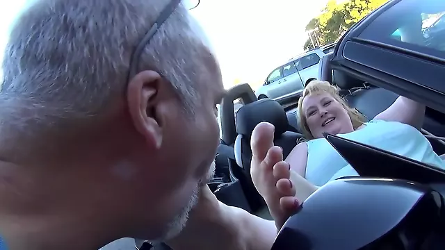 Blonde BBW gets perfect toes sucked in car