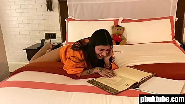 Desi Whore Mia Khalifa Comes Back to Porn