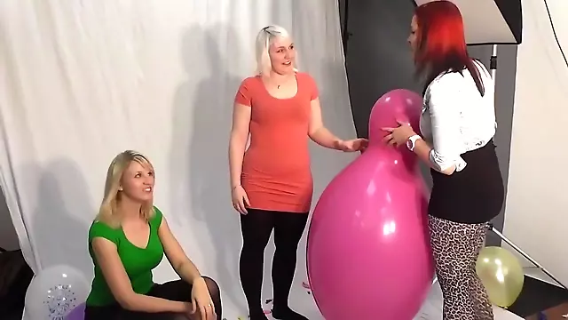 3 Girls play with balloons